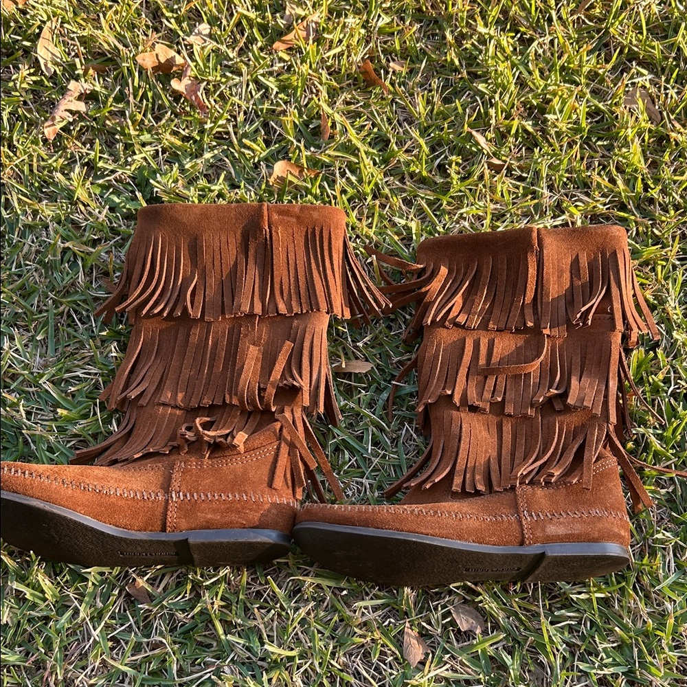 Minnetonka Fringe Suede Brown boots size 8